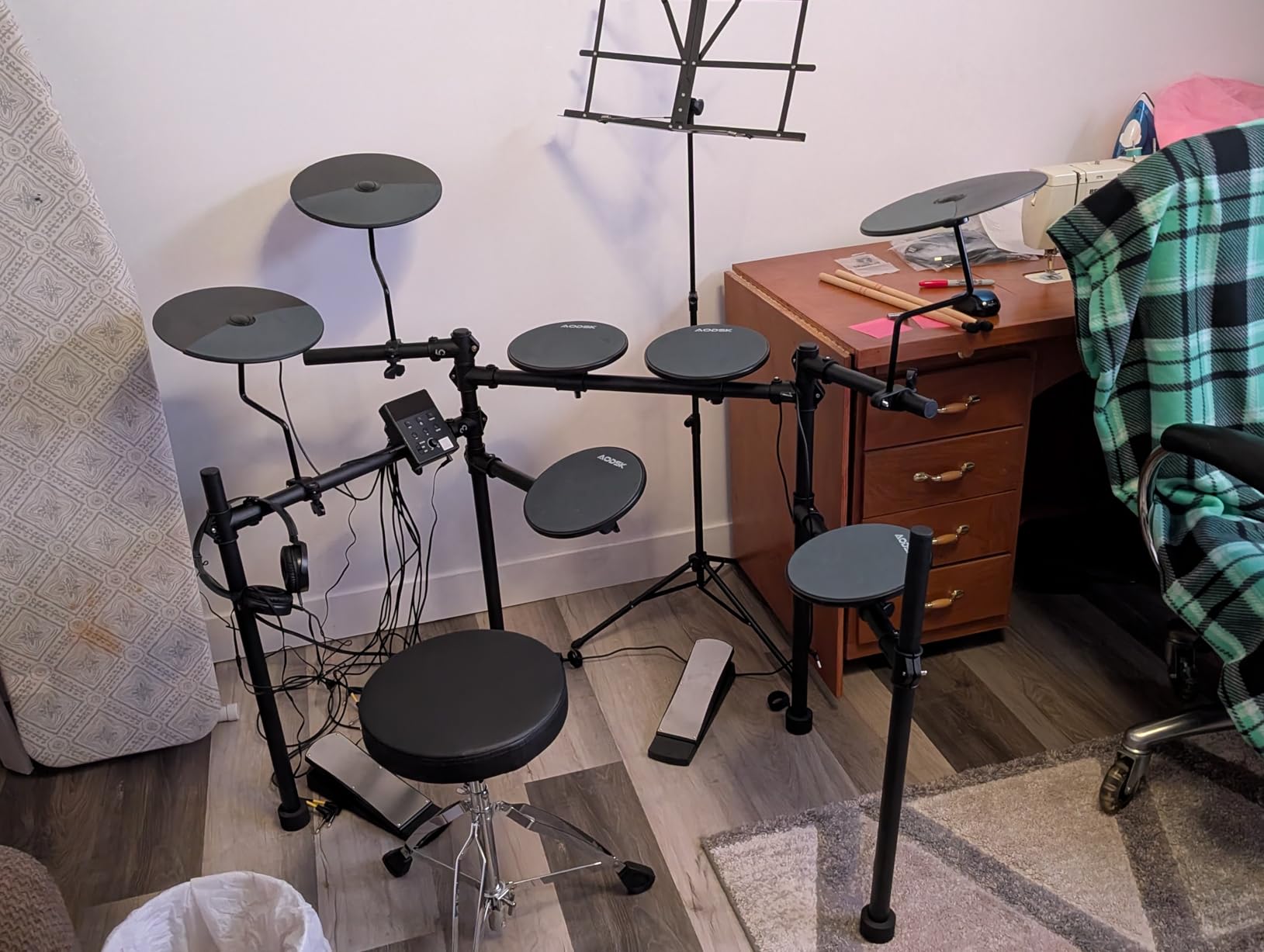 AODSK Electronic Drum Set With 4 Quiet Drum Pads,200 Sounds 20 Drum Kits customer photo 1