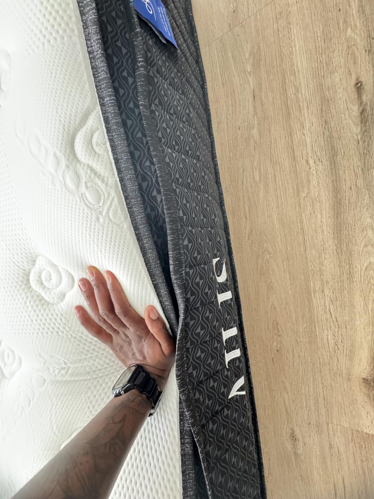 Ailis Queen Mattress, 12 Inch Queen Hybrid Mattress in a Box, Medium Firm with Upgraded Pocket Springs for Superior Motion Isolation, Strong Edge Support & Breathable Comfort customer photo 1