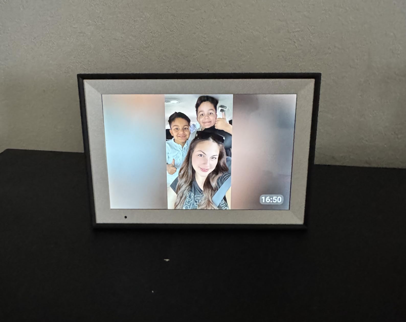 AEEZO Digital Picture Frame, 10.1 Inch Digital Photo Frame with 1280 * 800 HD IPS Touch Screen, Smart Digital Frame Built-in 32GB Memory, Auto-Rotate Easy Setup via AiMOR APP(Black) customer photo 2