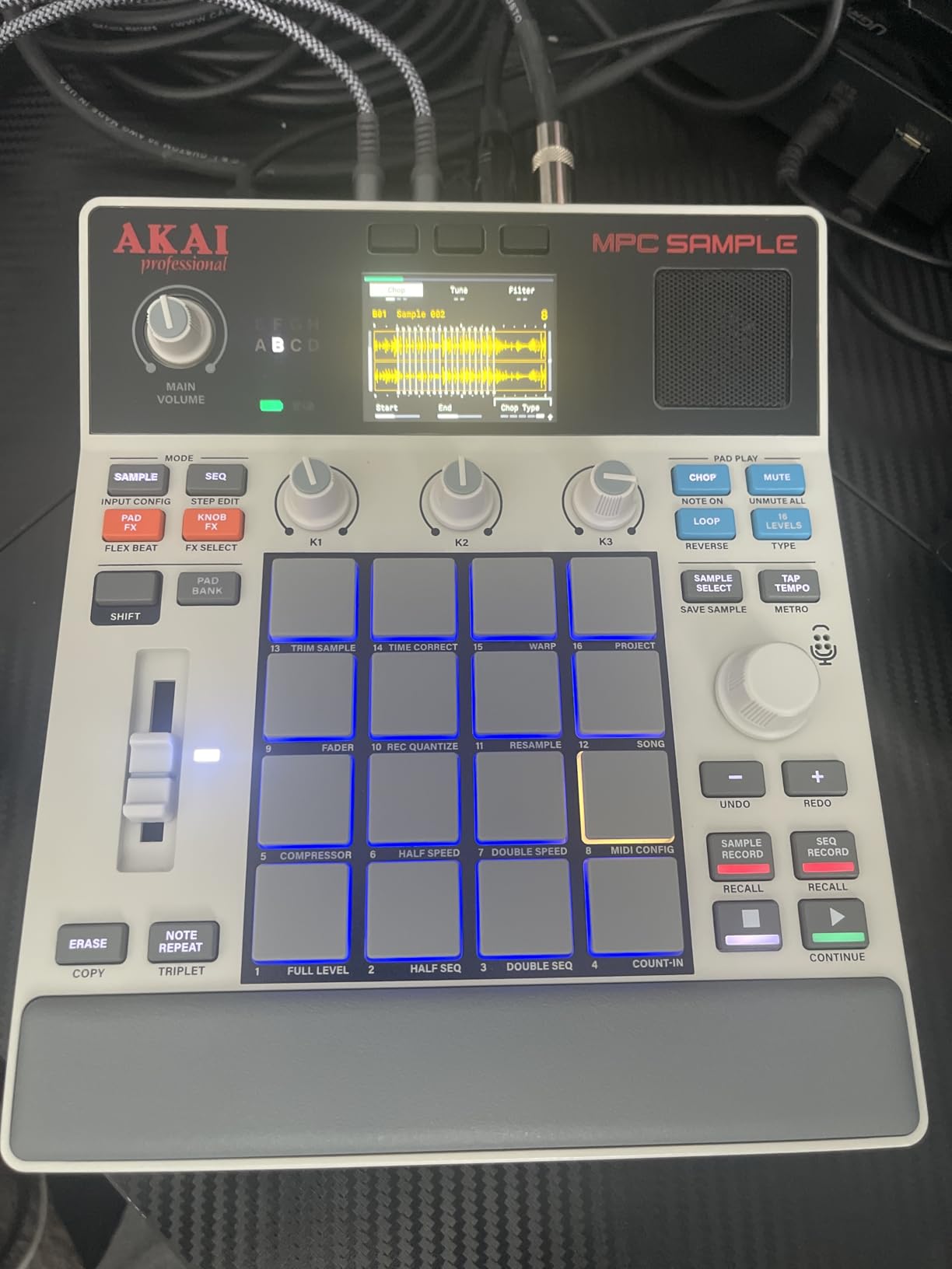 Akai Professional MPC Sample Portable Sampler | Standalone, Rechargeable Battery, USB-C, Speaker, Microphone, for Sampling, Sequencing and Music Production customer photo 1