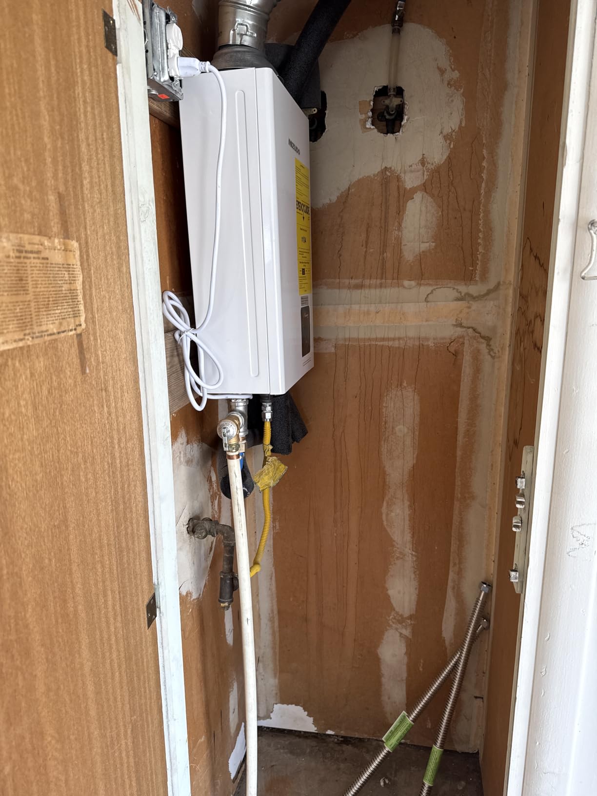 MIZUDO Propane Gas Tankless Water Heater, 199,000 BTU, Indoor customer photo 1