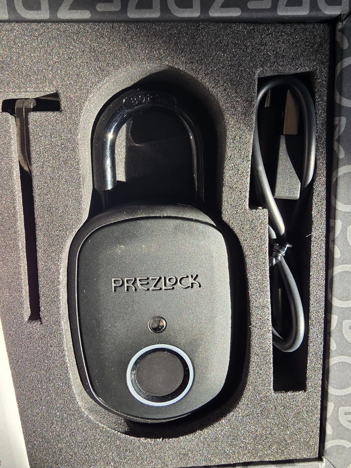 Fingerprint Padlock with Key Backup, 2keys, Smart Padlock with Keyless Biometric, Suitable for Outdoor and Heavy Duty, IP65 Waterproof. customer photo 1
