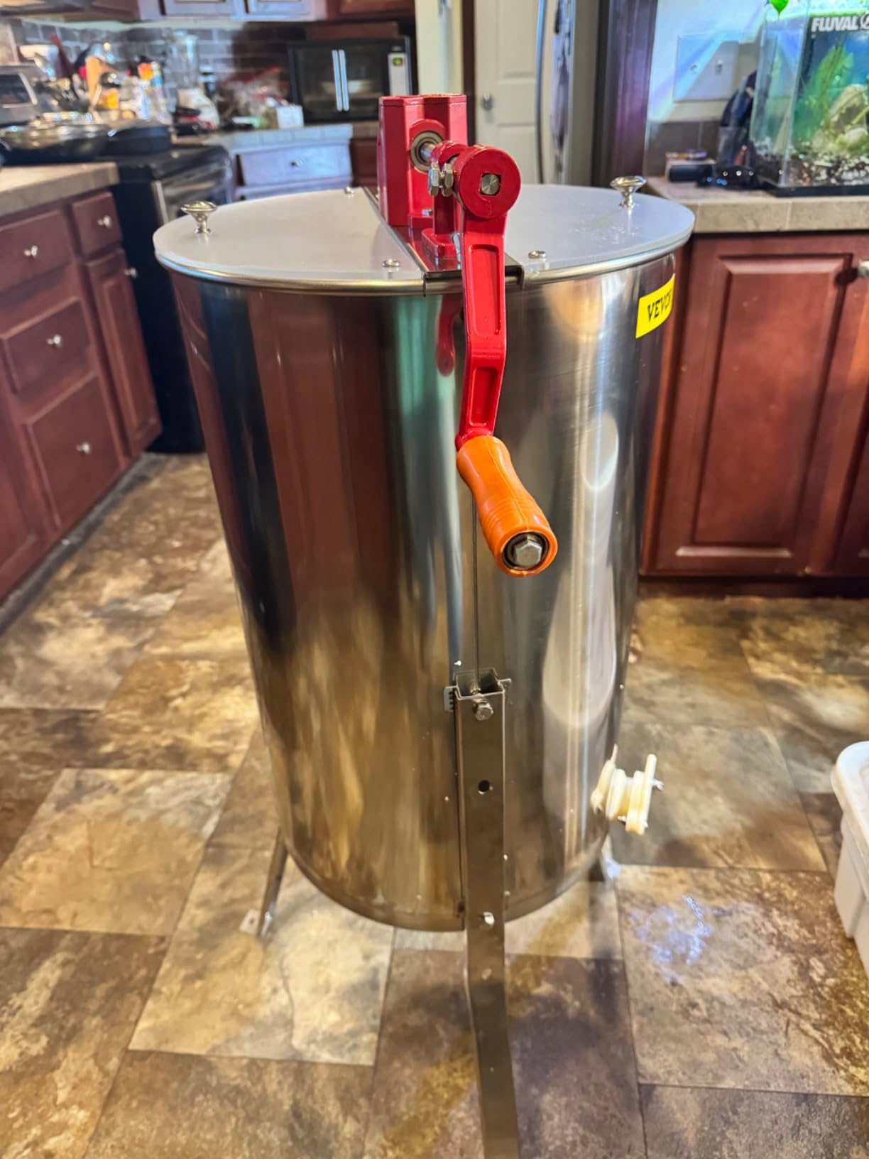 VEVOR Honey Extractor, 2 Frame Manual Honey Extractor with Transparent Lid, Stainless Steel Honeycomb Drum Spinner with Height Adjustable Stand,Honeycomb Extraction Centrifuge Equipment for Beekeeping customer photo 1
